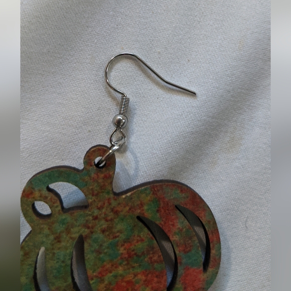 #356NWT Beautiful Wooden Green& Orange Dangle Pumpkin Fall Themed Earrings - Picture 2 of 3
